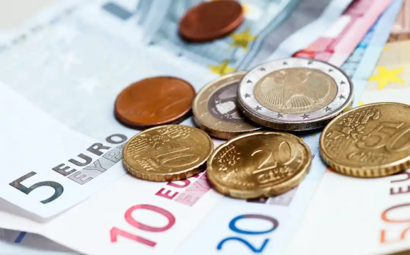 Українцям радять не купувати євро наступного тижня