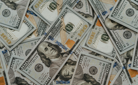 Українців закликали не купувати долари у березні