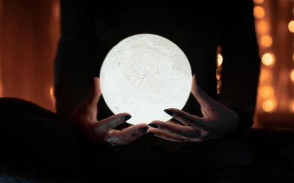 Українці масово звертаються до ворожок: у чому причина