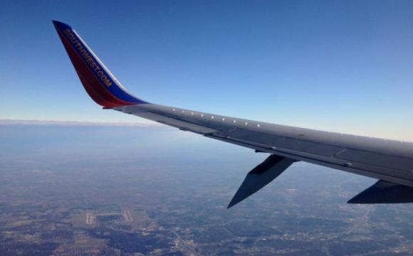 Вантажний літак з’їхав зі смуги: двоє людей загинули