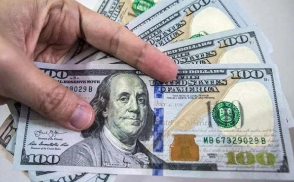 Українців закликали не купувати долари