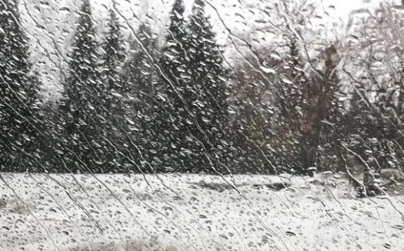 Українців попереджають про зливи зі снігом