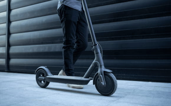 На заході України підліток на самокаті збив 2-річну дитину: спалахнув скандал