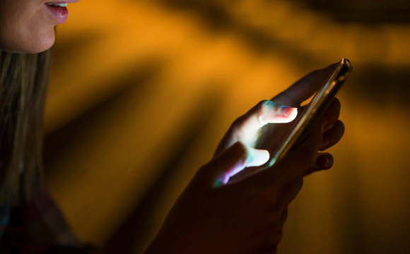 Як зрозуміти, що за вами стежать через телефон: топ-9 ознак