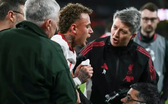 Футболісту під час гри відірвало шматок пальця: кадри шокують