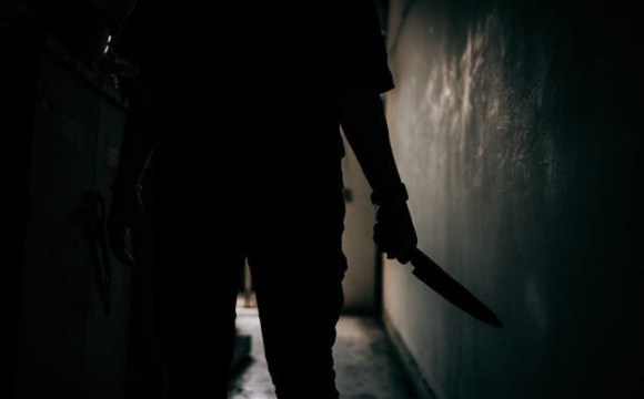 В Україні з'явився маніяк із блакитним волоссям, який стягує з жінок взуття