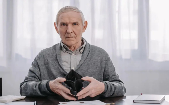 Частині пенсіонерів в Україні призупинили виплати: у чому причина