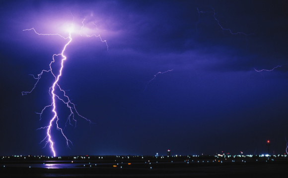 Україну накриють потужні грози, град та шквали