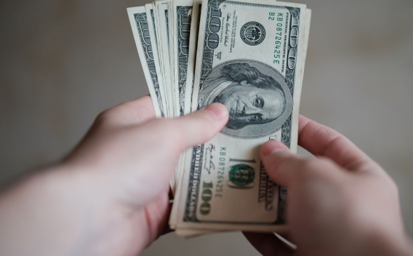 Українців закликали не продавати долари