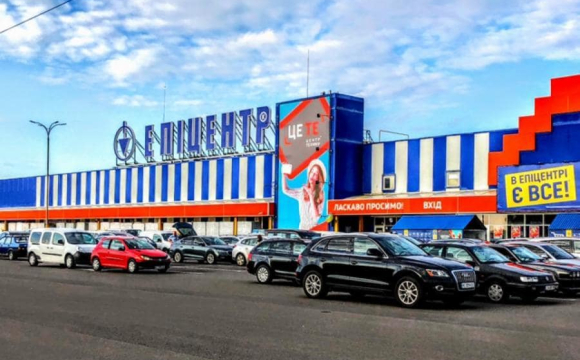 У луцькому «Епіцентрі» чоловік притворився продавцем і «продав»  покупцю три плазми і холодильник