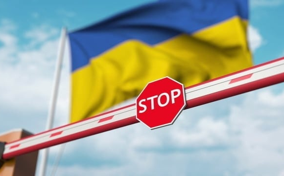 На заході України чоловік сховався у цистерні з олією
