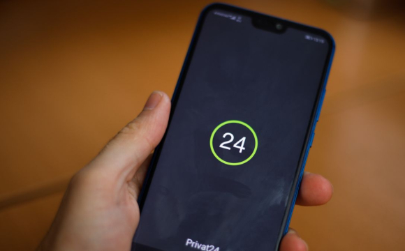 Клієнтам ПриватБанку не віддають гроші: що відбувається