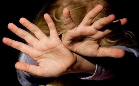 В Україні чоловік шість днів катував малолітніх дітей