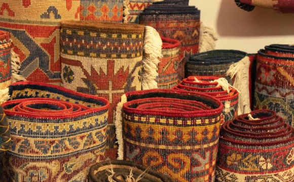 Українців закликали не викидати старі килими: у чому причина