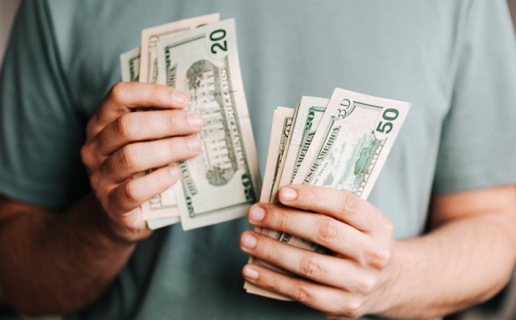 Українців закликають не продавати долари: у чому причина