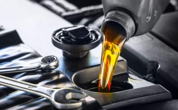 Скільки можна їздити без заміни оливи в моторі авто та чим це небезпечно