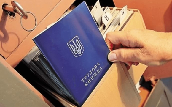 Чи втратить людина страховий стаж, якщо не оцифрує трудову книжку