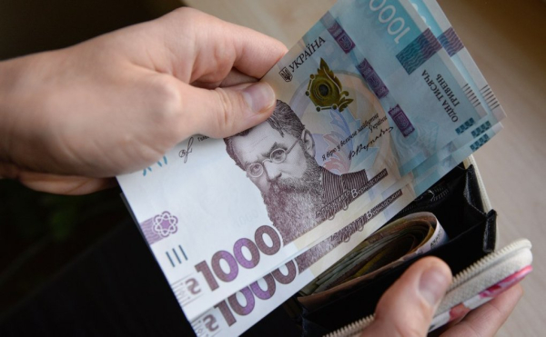 Мінімальна зарплата з 1 травня зміниться: скільки матимуть українці «чистими»