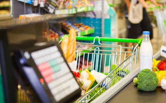 Популярні продукти можуть подорожчати на 10% до осені: чи варто робити запаси