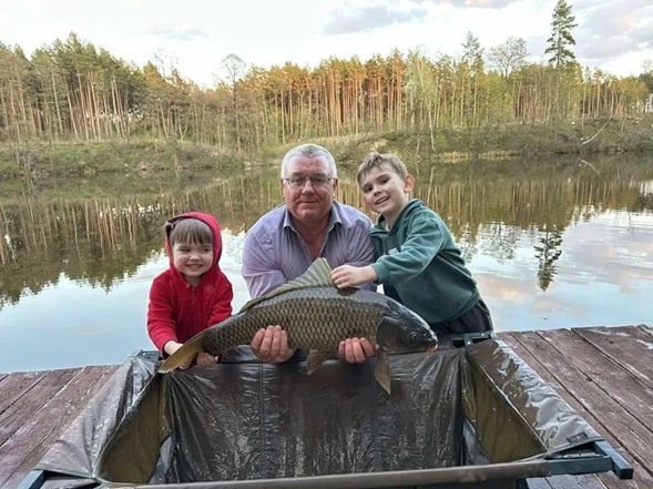 На заході України чоловік зловив величезну рибу