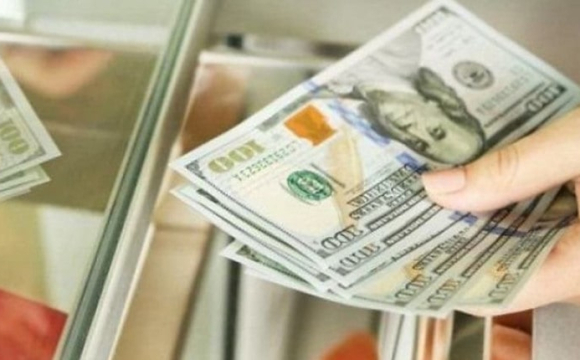 Українці почали масово купувати долари