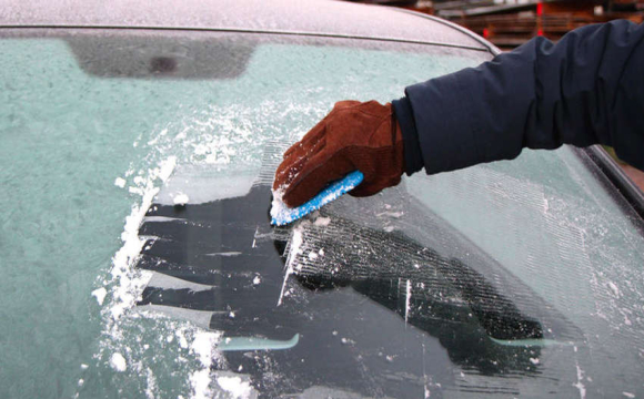 Водіям підказали простий спосіб розморозити автоскло підручними засобами