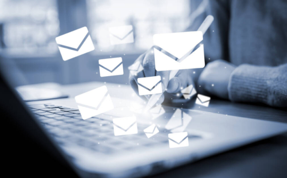 Українцям масово розсилають електронні листи від податкової: попередження