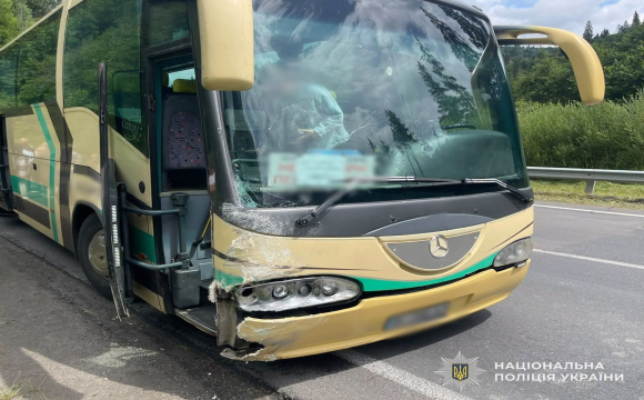 Смертельна ДТП з автобусом: загинув пасажир, ще двох госпіталізували
