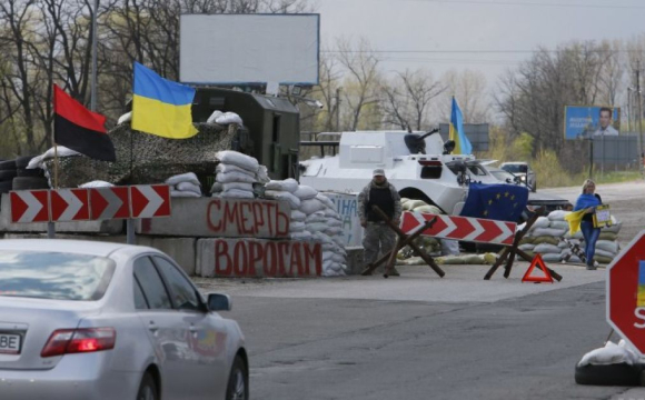 В українському місті на блокпосту водій на капоті протягнув двох військових