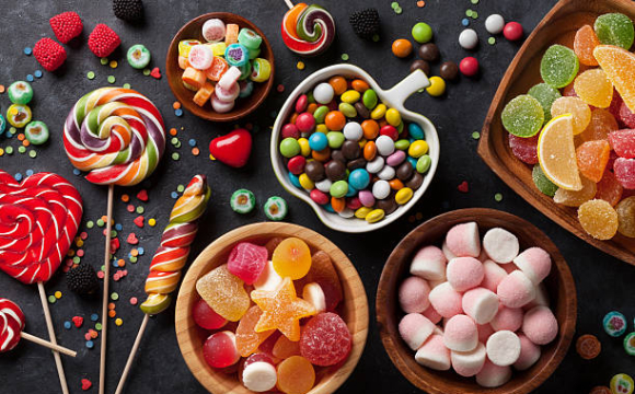 Українців попередили про приховану небезпеку популярних цукерок