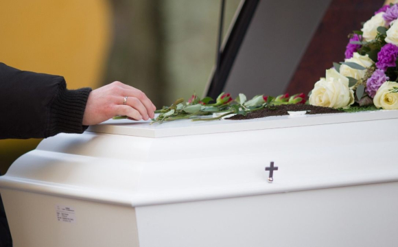 Чи обов’язково цілу ніч сидіти біля покійника: відповідь священника ПЦУ