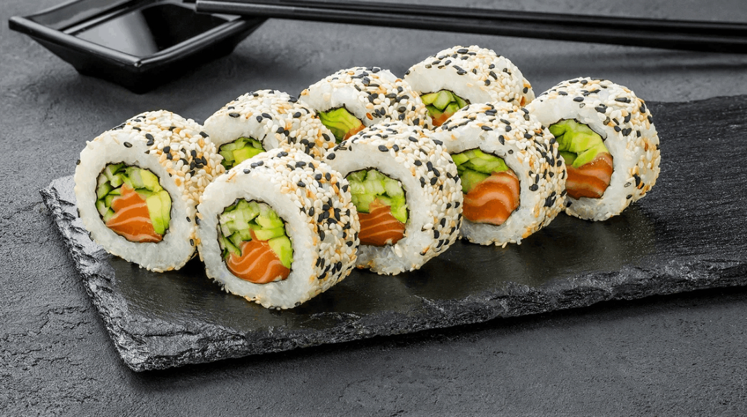 Каліфорнія з копченим лососем в кунжуті