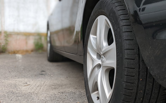 У селі припарковане авто покотилося і на смерть переїхало чоловіка