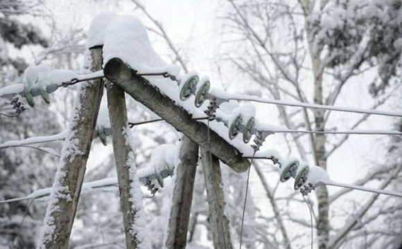 Майже сто населених пунктів на заході України повністю без світла через снігопад