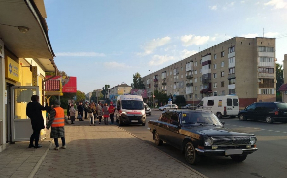 У місті на Волині автомобіль збив жінку. ВІДЕО