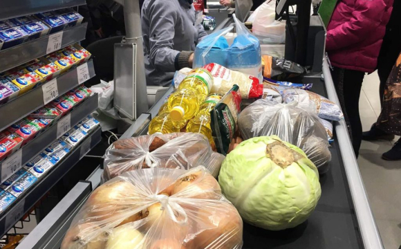 Магазини почнуть роздавати українцям продукти: деталі