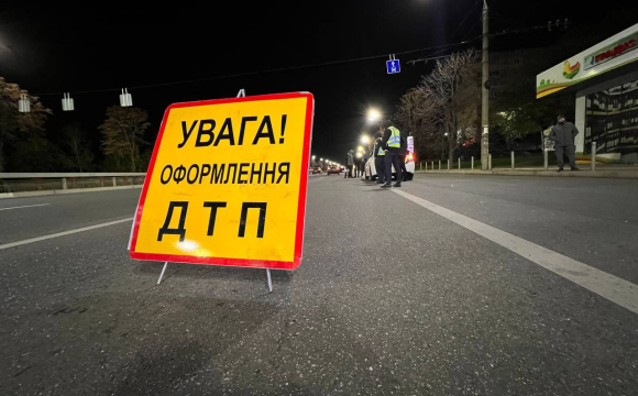 На Волині водії не впоралися з керуванням та влетіли в припарковані авто