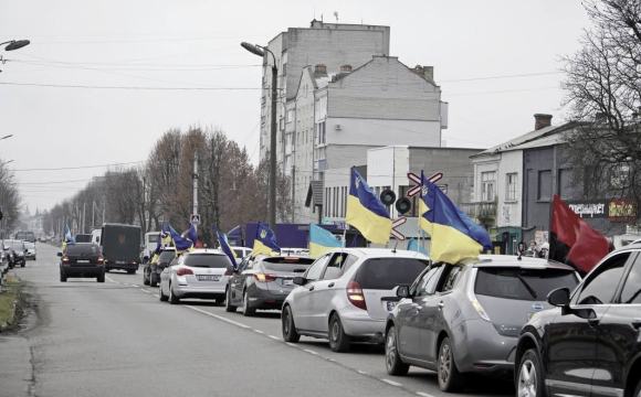«Не зупинився перед кортежем»: на Волині спалахнув скандал через водія автобуса