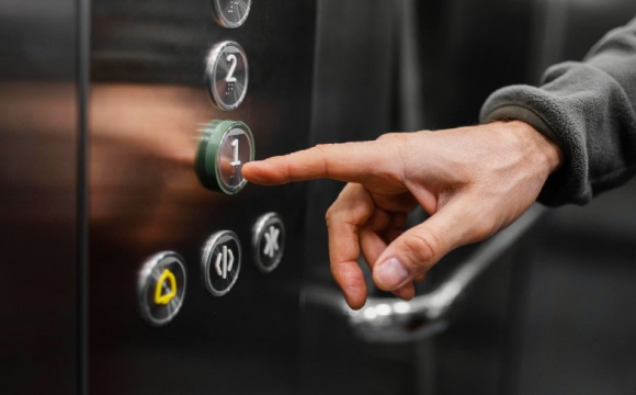 У Луцьку люди масово застрягають у ліфтах: у чому причина