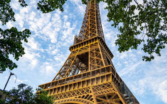 Біля Ейфелевої вежі згвалтували 32-річну українку