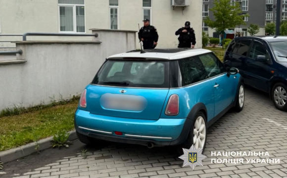У Львові в автомобілі знайшли тіло чоловіка з вогнепальним пораненням