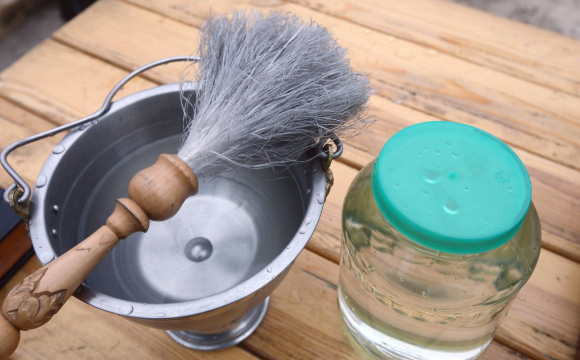 Що робити із свяченою водою, яка стоїть багато років: відповідь священника