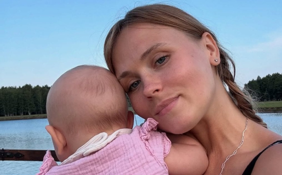 Українську акторку разом із 7-місячною донькою посеред ночі забрала швидка