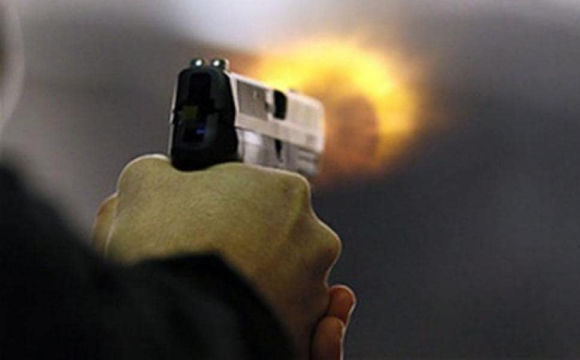 На базі відпочинку відвідувач вистрілив у чоловіка та жінку