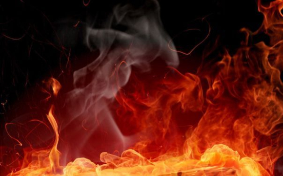 У Китаї водій заживо згорів у своєму електрокарі