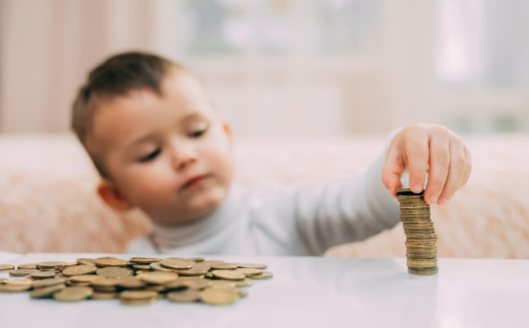 Справжні копійки: яку допомогу від держави отримують матері-одиначки 