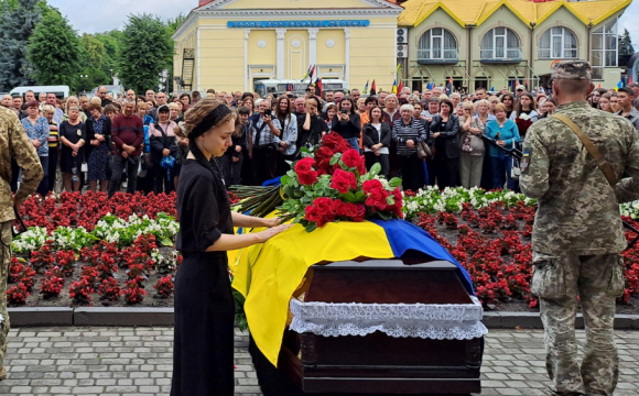 У мережі з'явилося відео, на якому донька прощалася із загиблим у полоні рф татом