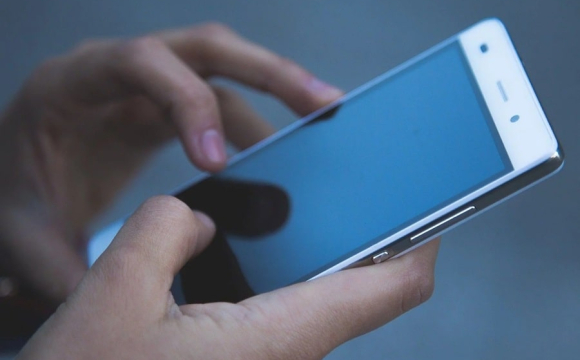 Що краще зробити з телефоном померлого: відповідь священника