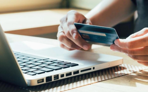 Українців закликають якомога швидше замінити свої банківські картки: у чому причина