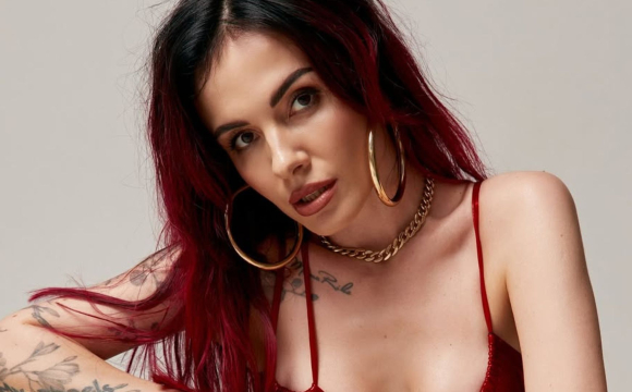 Відома українська співачка застрягла у Дубаї під обстрілами